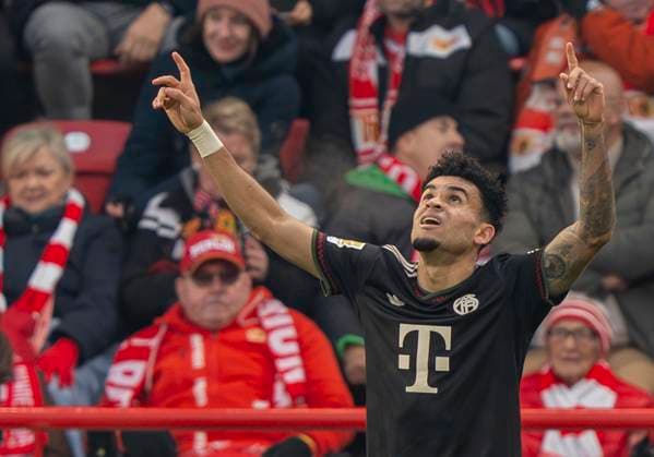 Luis Diaz (FC Bayern Muenchen, 14) jubelt mit beiden Fingern in den Himmel. 08.11.2025, 1. FC Union Berlin - FC Bayern München, Fussball, 1. Bundesliga in Berlin, Stadion an der Alten Försterei DFL regulations prohibit any use of photographs as image sequences and or quasi-video. Copyright: HMBxMedia xMarcoxBader