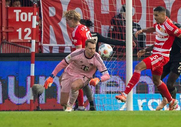Manuel Neuer (FC Bayern Muenchen, 1) greift Richtung Ball. 08.11.2025, 1. FC Union Berlin - FC Bayern München, Fussball, 1. Bundesliga in Berlin, Stadion an der Alten Försterei DFL regulations prohibit any use of photographs as image sequences and or quasi-video. Copyright: HMBxMedia xMarcoxBader