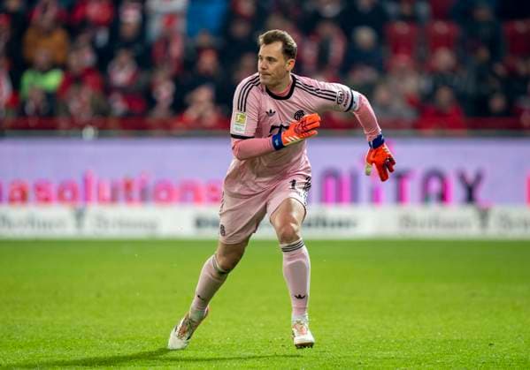 Manuel Neuer (FC Bayern Muenchen, 1) 08.11.2025, 1. FC Union Berlin - FC Bayern München, Fussball, 1. Bundesliga in Berlin, Stadion an der Alten Försterei DFL regulations prohibit any use of photographs as image sequences and or quasi-video. Copyright: HMBxMedia xMarcoxBader