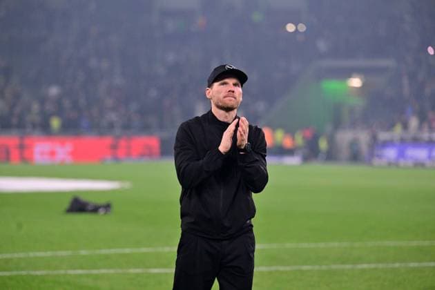 08.11.2025; Moenchengladbach; Fussball, Herren, Saison 2025 2026, Borussia Moenchengladbach vs. 1. FC Koeln Eugen Polanski (Interimstrainer Gladbach) nach Spielende in der Fankurve DFL regulations prohibit any use of photographs as image sequences and or quasi-video. Borussia-Park NRW Deutschland