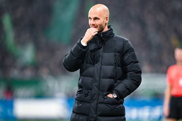 1. Bundesliga: SV Werder Bremen - VfL Wolfsburg am 07.11.2025 im Weserstadion in Bremen Trainer Paul Simonis (Wolfsburg) unzufrieden, enttäuscht, enttaeuscht, niedergeschlagen.