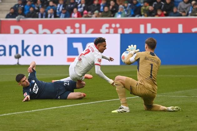 v.li:Albian HAJDARI (1899 Hoffenheim), Antonio NUSA (Leipzig), Oliver BAUMANN,Torwart (1899 Hoffenheim), Aktion,Zweikampf Strafraumszene. Fussball 1. Bundesliga Saison 2025 2026, 10.Spieltag, Spieltag10 TSG 1899 Hoffenheim - RB Leipzig 3-1 am 08.11.2025 PreZero ARENA.