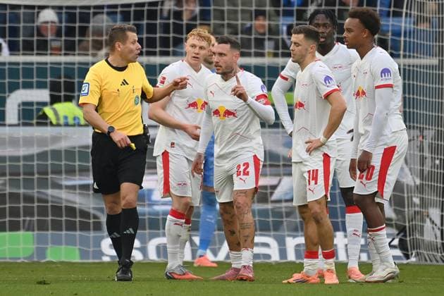David RAUM (L) reklamiert bei Schiedsrichter Patrick ITTRICH nach Gegentor zum 2-1, Fussball 1. Bundesliga Saison 2025 2026, 10.Spieltag, Spieltag10 TSG 1899 Hoffenheim - RB Leipzig 3-1 am 08.11.2025 PreZero ARENA.
