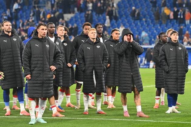 Spieler Leipzig nach Spielende vor den Fans,Fussballfans, Enttaeuschung,Frust, enttaeuscht,frustriert,niedergeschlagen, Fussball 1. Bundesliga Saison 2025 2026, 10.Spieltag, Spieltag10 TSG 1899 Hoffenheim - RB Leipzig 3-1 am 08.11.2025 PreZero ARENA.