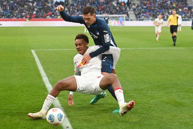 Robin HRANAC (1899 Hoffenheim), Aktion,Zweikampf gegen Assan QUEDRAOGO (L). Fussball 1. Bundesliga Saison 2025 2026, 10.Spieltag, Spieltag10 TSG 1899 Hoffenheim - RB Leipzig 3-1 am 08.11.2025 PreZero ARENA.
