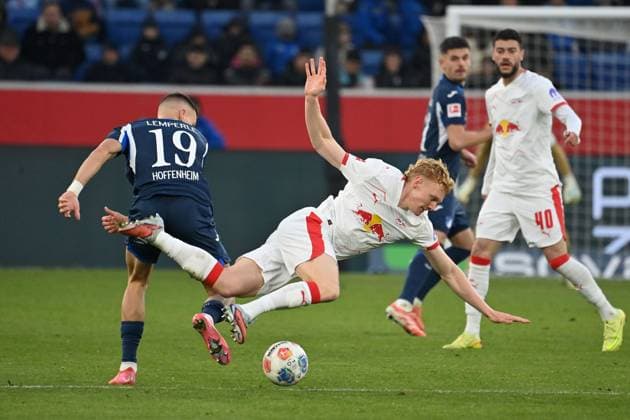 Tim LEMPERLE (1899 Hoffenheim), Aktion,Zweikampf gegen Nicolas SEIWALD (L). Fussball 1. Bundesliga Saison 2025 2026, 10.Spieltag, Spieltag10 TSG 1899 Hoffenheim - RB Leipzig 3-1 am 08.11.2025 PreZero ARENA.