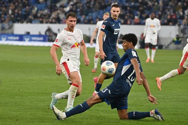 Willi ORBAN (L), Aktion,Zweikampf gegen BERNARDO (1899 Hoffenheim). Fussball 1. Bundesliga Saison 2025 2026, 10.Spieltag, Spieltag10 TSG 1899 Hoffenheim - RB Leipzig 3-1 am 08.11.2025 PreZero ARENA.