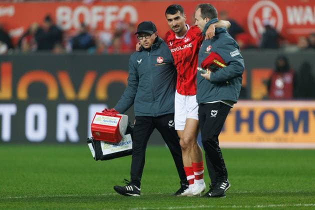 Mahir Emreli (1.FC Kaiserslautern) muss verletzt vom Platz, 1. FC Kaiserslautern vs Hertha BSC Berlin, Fussball, 2. Bundesliga, 12.Spieltag, Saison 2025 2026, 08.11.2025 1. FC Kaiserslautern vs Hertha BSC Berlin, Fussball, 2. Bundesliga, 12.Spieltag, Saison 2025 2026, 08.11.2025