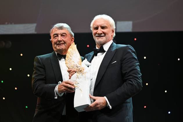 Wolfgang Niersbach übergibt den Pegasos-Preis für Legende des Sports an Rudi Völler (ehemaliger Fußballspieler und Funktionär). GER, 43. Deutscher Sportpresseball in der Alte Oper in Frankfurt am Main, 08.11.2025. 43. Deutscher Sportpresseball in Frankfurt am Main Frankfurt am Main *** Wolfgang Niersbach presents the Pegasos Award for Sports Legend to Rudi Völler former soccer player and official GER, 43 German Sports Press Ball at the Alte Oper in Frankfurt am Main, 08 11 2025 43 German Sports Press Ball in Frankfurt am Main Frankfurt am Main Copyright: xEibner-Pressefoto FlorianxWiegandx EP_FWD