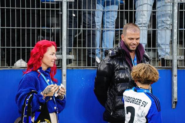 Dana und Dennis Diekmeier mit Sohn GER, Hamburger SV vs. Borussia Dortmund, Fussball, 1. Bundesliga, Spieltag 10, Saison 2025 2026, 08.11.2025 DFL REGULATIONS PROHIBIT ANY USE OF PHOTOGRAPHS AS IMAGE SEQUENCES AND OR QUASI-VIDEO GER, Hamburger SV vs. Borussia Dortmund, Fussball, 1. Bundesliga, Spieltag 10, Saison 2025 2026, 08.11.2025 Hamburg *** Dana and Dennis Diekmeier with son GER, Hamburger SV vs Borussia Dortmund, Football, 1 Bundesliga, Matchday 10, Season 2025 2026, 08 11 2025 DFL REGULATIONS PROHIBIT ANY USE OF PHOTOGRAPHS AS IMAGE SEQUENCES AND OR QUASI VIDEO GER, Hamburger SV vs Borussia Dortmund, Football, 1 Bundesliga, Matchday 10, Season 2025 2026, 08 11 2025 Hamburg Copyright: xEibner-Pressefoto MarcelxvonxFehrnx EP_MFN