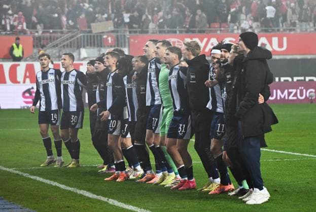 Fussball - 2. Bundesliga - Saison 2025 26 1. FC Kaiserslautern 08.11.2025 Fritz-Walter-Stadion 1. FC Kaiserslautern (fck) - Hertha BSC Berlin (hertha) 0:1 Die Berliner vor Ihren Fans 1. FC Kaiserslautern