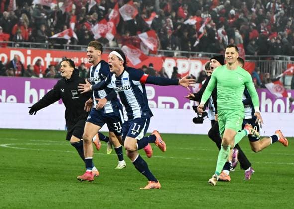 Fussball - 2. Bundesliga - Saison 2025 26 1. FC Kaiserslautern 08.11.2025 Fritz-Walter-Stadion 1. FC Kaiserslautern (fck) - Hertha BSC Berlin (hertha) 0:1 Berliner Jubel nach Spielende, v.li: b31, Fabian REESE (Hertha BSC Berlin) und Torwart Tjark ERNST 1. FC Kaiserslautern