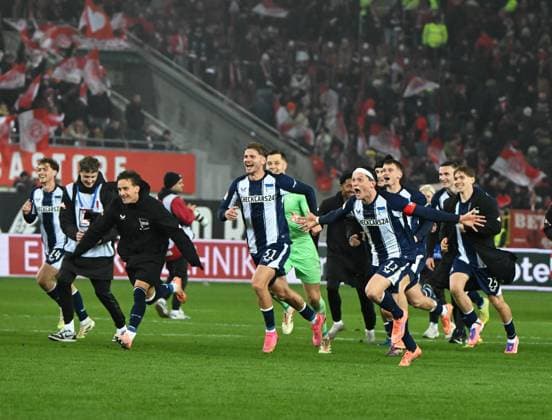 Fussball - 2. Bundesliga - Saison 2025 26 1. FC Kaiserslautern 08.11.2025 Fritz-Walter-Stadion 1. FC Kaiserslautern (fck) - Hertha BSC Berlin (hertha) 0:1 Der Berliner rennen zu ihren Fans, mi: Fabian REESE (Hertha BSC Berlin) 1. FC Kaiserslautern