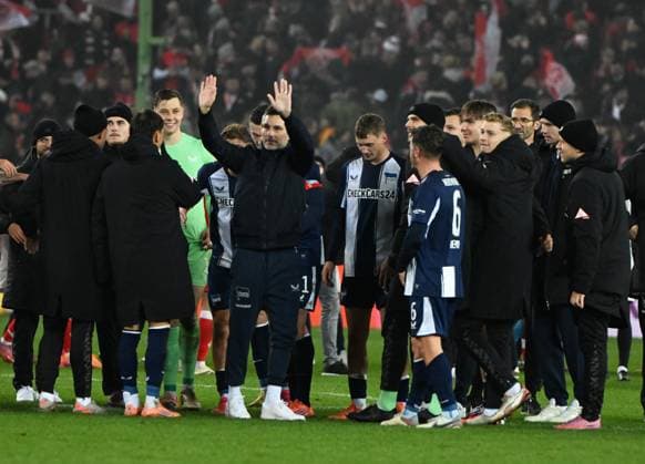 Fussball - 2. Bundesliga - Saison 2025 26 1. FC Kaiserslautern 08.11.2025 Fritz-Walter-Stadion 1. FC Kaiserslautern (fck) - Hertha BSC Berlin (hertha) 0:1 Trainer Stefan LEITL (Hertha BSC Berlin), mi 1. FC Kaiserslautern