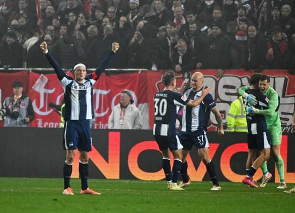 Fussball - 2. Bundesliga - Saison 2025 26 1. FC Kaiserslautern 08.11.2025 Fritz-Walter-Stadion 1. FC Kaiserslautern (fck) - Hertha BSC Berlin (hertha) 0:1 Fabian REESE (Hertha BSC Berlin), li, jubelt nach Spielende, Daneben v.li: Paul SEGUIN (Hertha BSC Berlin), Toni LEISTNER (Hertha BSC Berlin) Torwart Tjark ERNST 1. FC Kaiserslautern