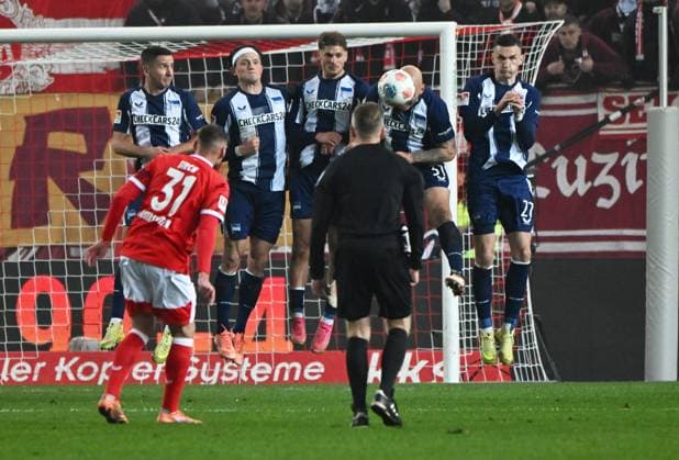 Fussball - 2. Bundesliga - Saison 2025 26 1. FC Kaiserslautern 08.11.2025 Fritz-Walter-Stadion 1. FC Kaiserslautern (fck) - Hertha BSC Berlin (hertha) 0:1 Ein Freistoss von Luca SIRCH (1. FC Kaiserslautern) ging in die Berliner Mauer 1. FC Kaiserslautern
