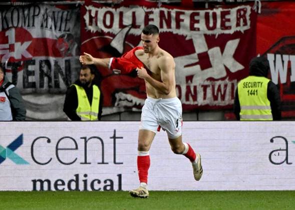 Fussball - 2. Bundesliga - Saison 2025 26 1. FC Kaiserslautern 08.11.2025 Fritz-Walter-Stadion 1. FC Kaiserslautern (fck) - Hertha BSC Berlin (hertha) 0:1 Ivan PRTAJIN (1. FC Kaiserslautern) musste nach seinem Jubel das Trikot wieder anziehen, sein Tor wurde nicht gegeben 1. FC Kaiserslautern
