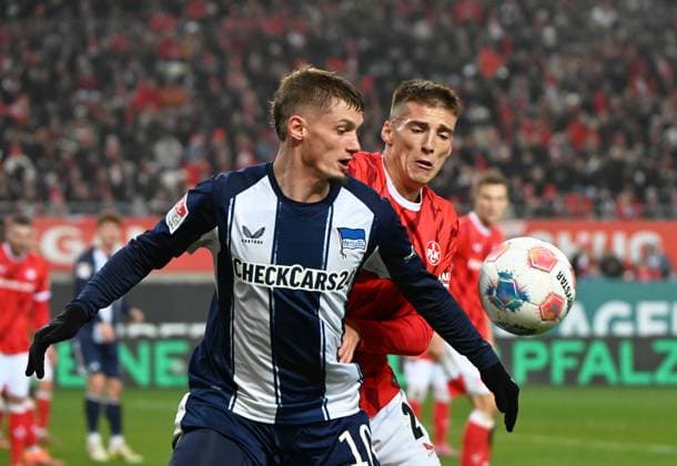 Fussball - 2. Bundesliga - Saison 2025 26 1. FC Kaiserslautern 08.11.2025 Fritz-Walter-Stadion 1. FC Kaiserslautern (fck) - Hertha BSC Berlin (hertha) 0:1 Michael CUISANCE (Hertha BSC Berlin), li - Tobias RASCHL (1. FC Kaiserslautern) 1. FC Kaiserslautern