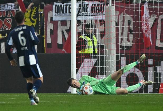 Fussball - 2. Bundesliga - Saison 2025 26 1. FC Kaiserslautern 08.11.2025 Fritz-Walter-Stadion 1. FC Kaiserslautern (fck) - Hertha BSC Berlin (hertha) 0:1 Torwart Tjark ERNST (Hertha) 1. FC Kaiserslautern