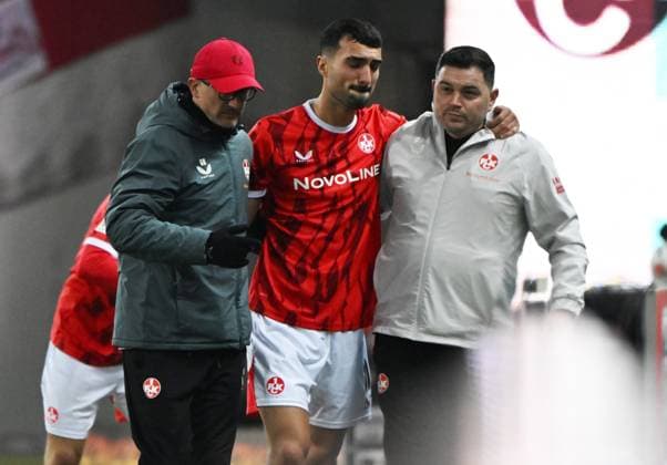 Fussball - 2. Bundesliga - Saison 2025 26 1. FC Kaiserslautern 08.11.2025 Fritz-Walter-Stadion 1. FC Kaiserslautern (fck) - Hertha BSC Berlin (hertha) 0:1 Kurz nach seiner Einwechslung musste Mahir EMRELI (1. FC Kaiserslautern) verletzt vom Platz 1. FC Kaiserslautern