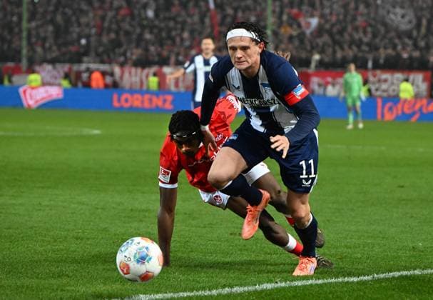 Fussball - 2. Bundesliga - Saison 2025 26 1. FC Kaiserslautern 08.11.2025 Fritz-Walter-Stadion 1. FC Kaiserslautern (fck) - Hertha BSC Berlin (hertha) 0:1 Dickson ABIAMA (1. FC Kaiserslautern), li - Fabian REESE (Hertha BSC Berlin) 1. FC Kaiserslautern