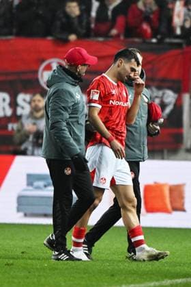 Fussball - 2. Bundesliga - Saison 2025 26 1. FC Kaiserslautern 08.11.2025 Fritz-Walter-Stadion 1. FC Kaiserslautern (fck) - Hertha BSC Berlin (hertha) 0:1 Kurz nach seiner Einwechslung musste Mahir EMRELI (1. FC Kaiserslautern) verletzt vom Platz 1. FC Kaiserslautern