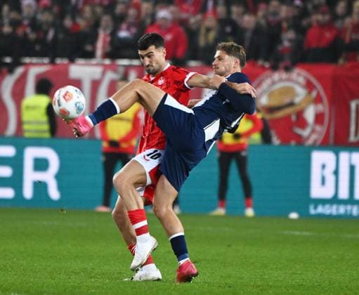 Fussball - 2. Bundesliga - Saison 2025 26 1. FC Kaiserslautern 08.11.2025 Fritz-Walter-Stadion 1. FC Kaiserslautern (fck) - Hertha BSC Berlin (hertha) 0:1 Mahir EMRELI (1. FC Kaiserslautern), li - Diego DEMME (Hertha BSC Berlin) 1. FC Kaiserslautern