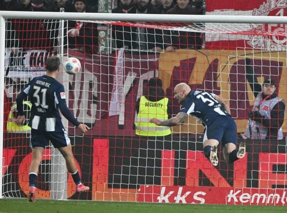 Fussball - 2. Bundesliga - Saison 2025 26 1. FC Kaiserslautern 08.11.2025 Fritz-Walter-Stadion 1. FC Kaiserslautern (fck) - Hertha BSC Berlin (hertha) 0:1 Toni LEISTNER (Hertha BSC Berlin) klärt einen Ball auf der Linie 1. FC Kaiserslautern