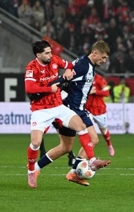 Fussball - 2. Bundesliga - Saison 2025 26 1. FC Kaiserslautern 08.11.2025 Fritz-Walter-Stadion 1. FC Kaiserslautern (fck) - Hertha BSC Berlin (hertha) 0:1 Semih SAHIN (1. FC Kaiserslautern), li - Luca SCHULER (Hertha BSC Berlin) 1. FC Kaiserslautern