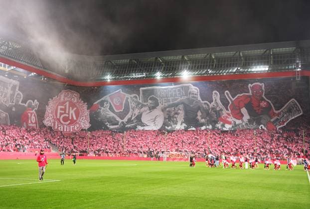 Fussball - 2. Bundesliga - Saison 2025 26 1. FC Kaiserslautern 08.11.2025 Fritz-Walter-Stadion 1. FC Kaiserslautern (fck) - Hertha BSC Berlin (hertha) 0:1 Choreo der FCK-Fans 1. FC Kaiserslautern