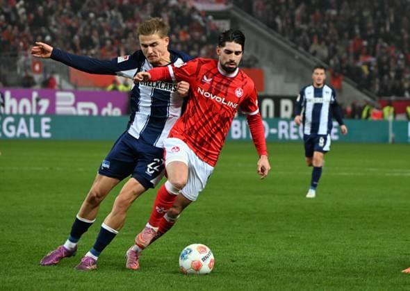 Fussball - 2. Bundesliga - Saison 2025 26 1. FC Kaiserslautern 08.11.2025 Fritz-Walter-Stadion 1. FC Kaiserslautern (fck) - Hertha BSC Berlin (hertha) 0:1 Marten WINKLER (Hertha BSC Berlin), li - Semih SAHIN (1. FC Kaiserslautern) 1. FC Kaiserslautern