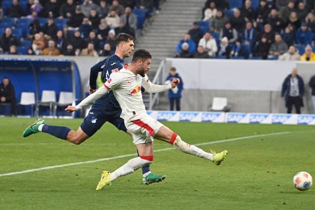 Irregulaeres Tor von Romulo CARDOSO (L), Aktion,Zweikampf gegen Robin HRANAC (1899 Hoffenheim). Fussball 1. Bundesliga Saison 2025 2026, 10.Spieltag, Spieltag10 TSG 1899 Hoffenheim - RB Leipzig 3-1 am 08.11.2025 PreZero ARENA.