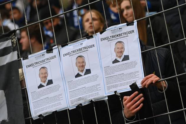 Hoffenheimer Fans,Fussballfans, haengen Fahndungsplakate von Spielerberater Roger WITTMANN auf.Steckbriefe,Steckbrief, Protest,Enkelbetrueger. Fussball 1. Bundesliga Saison 2025 2026, 10.Spieltag, Spieltag10 TSG 1899 Hoffenheim - RB Leipzig 3-1 am 08.11.2025 PreZero ARENA.