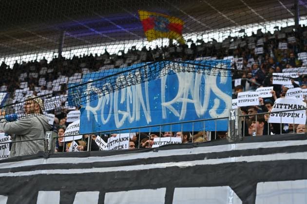 Hoffenheimer Fans,Fussballfans, haengen Fahndungsplakate von Spielerberater Roger WITTMANN auf.Steckbriefe,Steckbrief, Protest,Enkelbetrueger. Fussball 1. Bundesliga Saison 2025 2026, 10.Spieltag, Spieltag10 TSG 1899 Hoffenheim - RB Leipzig 3-1 am 08.11.2025 PreZero ARENA.