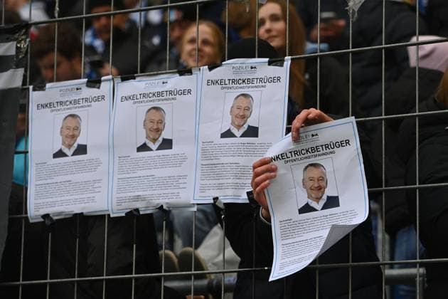 Hoffenheimer Fans,Fussballfans, haengen Fahndungsplakate von Spielerberater Roger WITTMANN auf.Steckbriefe,Steckbrief, Protest,Enkelbetrueger. Fussball 1. Bundesliga Saison 2025 2026, 10.Spieltag, Spieltag10 TSG 1899 Hoffenheim - RB Leipzig 3-1 am 08.11.2025 PreZero ARENA.