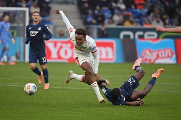 Assan QUEDRAOGO (L), Aktion,Zweikampf gegen Bazoumana TOURE (1899 Hoffenheim). Fussball 1. Bundesliga Saison 2025 2026, 10.Spieltag, Spieltag10 TSG 1899 Hoffenheim - RB Leipzig 3-1 am 08.11.2025 PreZero ARENA.