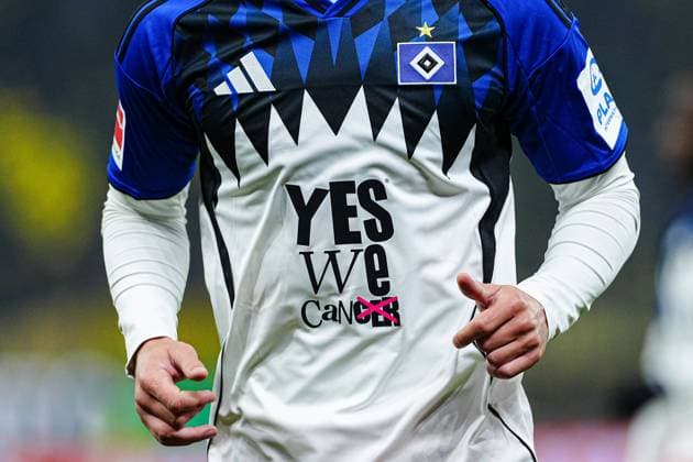 Sondertrikot mit Yes we Cancer GER, Hamburger SV vs. Borussia Dortmund, Fussball, 1. Bundesliga, Spieltag 10, Saison 2025 2026, 08.11.2025 DFL REGULATIONS PROHIBIT ANY USE OF PHOTOGRAPHS AS IMAGE SEQUENCES AND OR QUASI-VIDEO GER, Hamburger SV vs. Borussia Dortmund, Fussball, 1. Bundesliga, Spieltag 10, Saison 2025 2026, 08.11.2025 Hamburg Copyright: xEibner-Pressefoto MarcelxvonxFehrnx EP_MFN