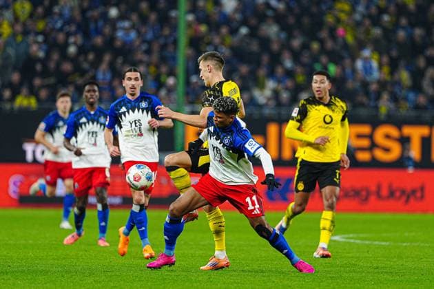 Ransford-Yeboah Koenigsdoerffer (Hamburger SV, 11), Nico Schlotterbeck (Borussia Dortmund, 04) GER, Hamburger SV vs. Borussia Dortmund, Fussball, 1. Bundesliga, Spieltag 10, Saison 2025 2026, 08.11.2025 DFL REGULATIONS PROHIBIT ANY USE OF PHOTOGRAPHS AS IMAGE SEQUENCES AND OR QUASI-VIDEO GER, Hamburger SV vs. Borussia Dortmund, Fussball, 1. Bundesliga, Spieltag 10, Saison 2025 2026, 08.11.2025 Hamburg Copyright: xEibner-Pressefoto MarcelxvonxFehrnx EP_MFN