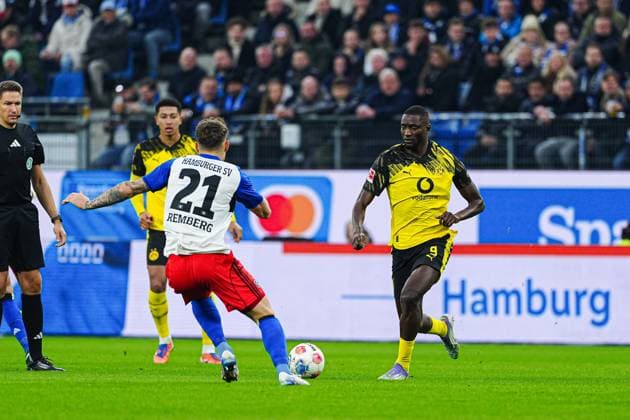 Nicolai Remberg (Hamburger SV, 21), Serhou Guiassy (Borussia Dortmund, 09) GER, Hamburger SV vs. Borussia Dortmund, Fussball, 1. Bundesliga, Spieltag 10, Saison 2025 2026, 08.11.2025 DFL REGULATIONS PROHIBIT ANY USE OF PHOTOGRAPHS AS IMAGE SEQUENCES AND OR QUASI-VIDEO GER, Hamburger SV vs. Borussia Dortmund, Fussball, 1. Bundesliga, Spieltag 10, Saison 2025 2026, 08.11.2025 Hamburg Copyright: xEibner-Pressefoto MarcelxvonxFehrnx EP_MFN