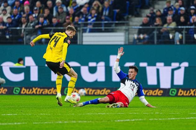 Maximilian Beier (Borussia Dortmund, 14), Nicolas Capaldo (Hamburger SV, 24) GER, Hamburger SV vs. Borussia Dortmund, Fussball, 1. Bundesliga, Spieltag 10, Saison 2025 2026, 08.11.2025 DFL REGULATIONS PROHIBIT ANY USE OF PHOTOGRAPHS AS IMAGE SEQUENCES AND OR QUASI-VIDEO GER, Hamburger SV vs. Borussia Dortmund, Fussball, 1. Bundesliga, Spieltag 10, Saison 2025 2026, 08.11.2025 Hamburg Copyright: xEibner-Pressefoto MarcelxvonxFehrnx EP_MFN