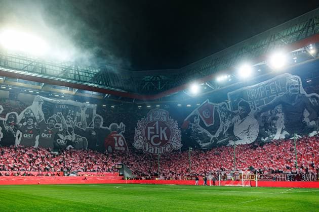 Choreographie der Fans von Kaiserslautern, 1. FC Kaiserslautern vs Hertha BSC Berlin, Fussball, 2. Bundesliga, 12.Spieltag, Saison 2025 2026, 08.11.2025 1. FC Kaiserslautern vs Hertha BSC Berlin, Fussball, 2. Bundesliga, 12.Spieltag, Saison 2025 2026, 08.11.2025
