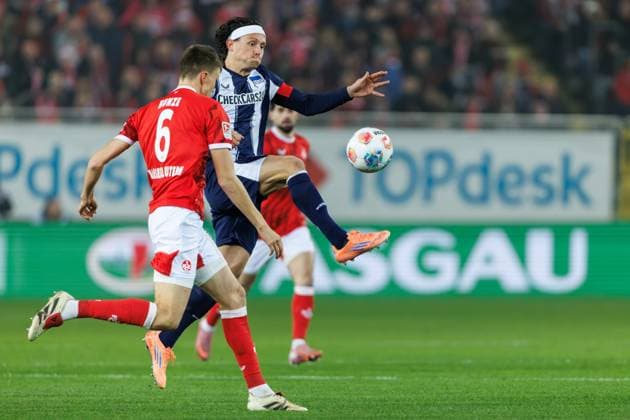 Fabian Reese (Hertha BSC Berlin) im Zweikampf mit Fabian Kunze (1.FC Kaiserslautern), 1. FC Kaiserslautern vs Hertha BSC Berlin, Fussball, 2. Bundesliga, 12.Spieltag, Saison 2025 2026, 08.11.2025 1. FC Kaiserslautern vs Hertha BSC Berlin, Fussball, 2. Bundesliga, 12.Spieltag, Saison 2025 2026, 08.11.2025