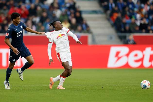 v.l.n.r.: Bernardo (TSG Hoffenheim, 13) and Yan Diomande, 08.11.2025, Fussball, Bundesliga, TSG Hoffenheim - RB Leipzig, GER, Sinnsheim, PreZero Arena, DFL REGULATIONS PROHIBIT ANY USE OF PHOTOGRAPHS AS IMAGE SEQUENCES AND OR QUASI-VIDEO. Copyright: HMBxMedia xHeikoxBecker
