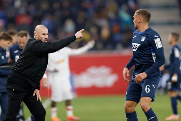 v.l.n.r.: Trainer Christian Ilzer (TSG 1899 Hoffenheim) gibt Anweisungen, gestikuliert, mit den Armen gestikulieren gives instructions, gesticulate, gesticolando, emotionen an Grischa Proemel (TSG Hoffenheim, 6), 08.11.2025, Fussball, Bundesliga, TSG Hoffenheim - RB Leipzig, GER, Sinnsheim, PreZero Arena, DFL REGULATIONS PROHIBIT ANY USE OF PHOTOGRAPHS AS IMAGE SEQUENCES AND OR QUASI-VIDEO. Copyright: HMBxMedia xHeikoxBecker