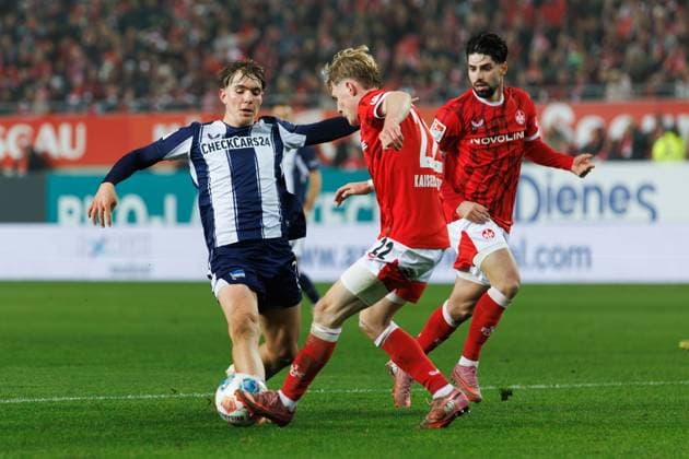 Kennet Eichhorn (Hertha BSC Berlin) im Zweikampf mit Mika Haas (1.FC Kaiserslautern) und Semi Sahin (1.FC Kaiserslautern), 1. FC Kaiserslautern vs Hertha BSC Berlin, Fussball, 2. Bundesliga, 12.Spieltag, Saison 2025 2026, 08.11.2025 1. FC Kaiserslautern vs Hertha BSC Berlin, Fussball, 2. Bundesliga, 12.Spieltag, Saison 2025 2026, 08.11.2025