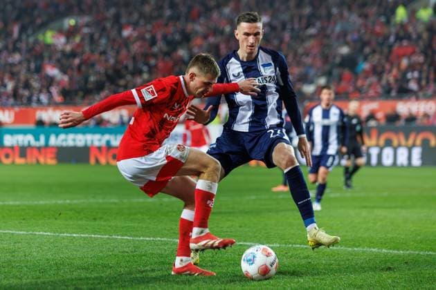 Paul Joly (1.FC Kaiserslautern) im Zweikampf mit Niklas Kolbe (Hertha BSC Berlin), 1. FC Kaiserslautern vs Hertha BSC Berlin, Fussball, 2. Bundesliga, 12.Spieltag, Saison 2025 2026, 08.11.2025 1. FC Kaiserslautern vs Hertha BSC Berlin, Fussball, 2. Bundesliga, 12.Spieltag, Saison 2025 2026, 08.11.2025