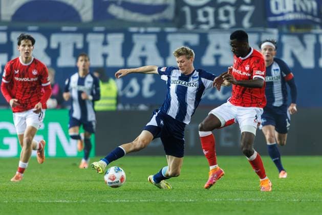 Luca Schuler (Hertha BSC Berlin) im Zweikampf mit Maxwell Gyamfi (1.FC Kaiserslautern), 1. FC Kaiserslautern vs Hertha BSC Berlin, Fussball, 2. Bundesliga, 12.Spieltag, Saison 2025 2026, 08.11.2025 1. FC Kaiserslautern vs Hertha BSC Berlin, Fussball, 2. Bundesliga, 12.Spieltag, Saison 2025 2026, 08.11.2025