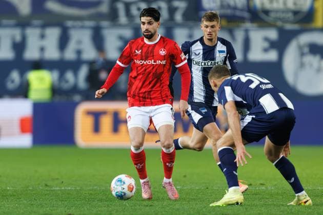 Semi Sahin (1.FC Kaiserslautern) im Zweikampf mit Michael Cuisance (Hertha BSC Berlin) und Paul Seguin (Hertha BSC Berlin), 1. FC Kaiserslautern vs Hertha BSC Berlin, Fussball, 2. Bundesliga, 12.Spieltag, Saison 2025 2026, 08.11.2025 1. FC Kaiserslautern vs Hertha BSC Berlin, Fussball, 2. Bundesliga, 12.Spieltag, Saison 2025 2026, 08.11.2025