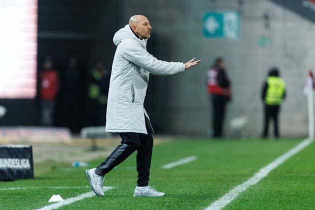Thorsten Lieberknecht (Trainer 1.FC Kaiserslautern) an der Seitenlinie, 1. FC Kaiserslautern vs Hertha BSC Berlin, Fussball, 2. Bundesliga, 12.Spieltag, Saison 2025 2026, 08.11.2025 1. FC Kaiserslautern vs Hertha BSC Berlin, Fussball, 2. Bundesliga, 12.Spieltag, Saison 2025 2026, 08.11.2025