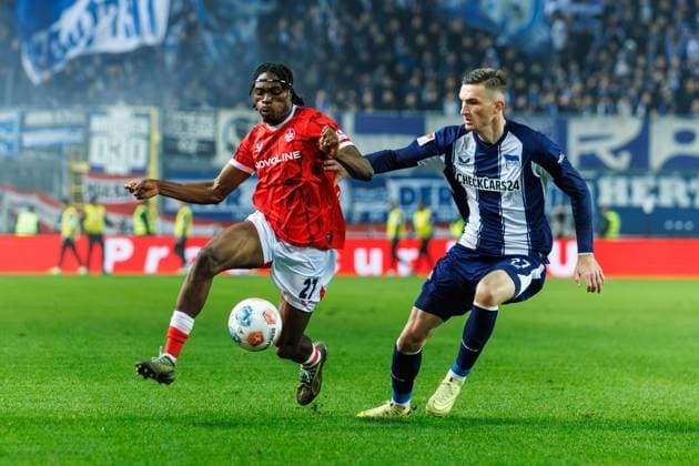Dickson Abiama (1.FC Kaiserslautern) im Zweikampf mit Niklas Kolbe (Hertha BSC Berlin), 1. FC Kaiserslautern vs Hertha BSC Berlin, Fussball, 2. Bundesliga, 12.Spieltag, Saison 2025 2026, 08.11.2025 1. FC Kaiserslautern vs Hertha BSC Berlin, Fussball, 2. Bundesliga, 12.Spieltag, Saison 2025 2026, 08.11.2025